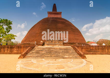 Jetavanaramaya Dagoba dans les ruines de Jetavana dans le monde sacré du patrimoine de la ville d'Anuradhapura, Sri Lanka Banque D'Images