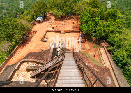Vue en bas de l'Escalier du Rocher de Sigiriya ou Lion Rock, un site du patrimoine mondial près de Dambulla, Sri Lanka Banque D'Images
