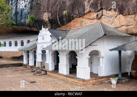 Entrée au Temple d'or de Dambulla et Best-Preserved La plus grande Cave Temple complexe au Sri Lanka Banque D'Images