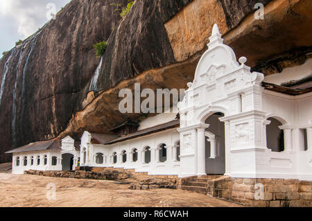 Entrée au Temple d'or de Dambulla et Best-Preserved La plus grande Cave Temple complexe au Sri Lanka Banque D'Images