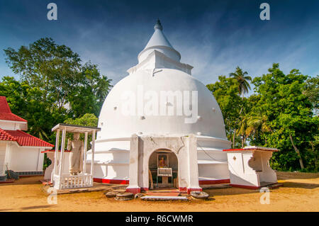 Petit Stupa blanc près de Unawatuna au Sri Lanka Banque D'Images