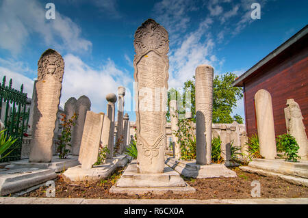 Les pierres tombales dans le cimetière de la mosquée Suleymaniye, Istanbul, Turquie Banque D'Images