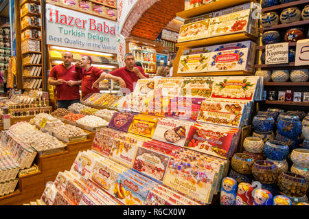 Candy et Loukoum à vendre dans la Spice Bazaar (Misir Carsisi ou bazar égyptien), District d'Eminonu, Istanbul, Turquie Banque D'Images