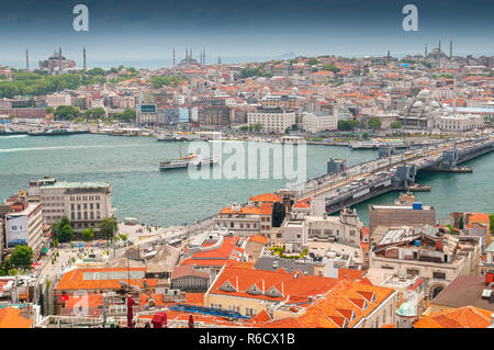 Vue depuis la tour de Galata à travers le pont de Galata et la corne d'or pour le district d'Eminonu, Istanbul, Turquie Banque D'Images