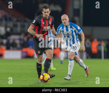 Bournemouth, Royaume-Uni. 9Th Jul 2018. Charlie Daniels, de Bournemouth est suivi par Aaron Mooy de Huddersfield Town au cours de la Premier League match entre l'AFC Bournemouth et Huddersfield Town au stade de vitalité, Bournemouth, Angleterre le 4 décembre 2018. Photo de Simon Carlton. Usage éditorial uniquement, licence requise pour un usage commercial. Aucune utilisation de pari, de jeux ou d'un seul club/ligue/dvd publications. Credit : UK Sports Photos Ltd/Alamy Live News Banque D'Images