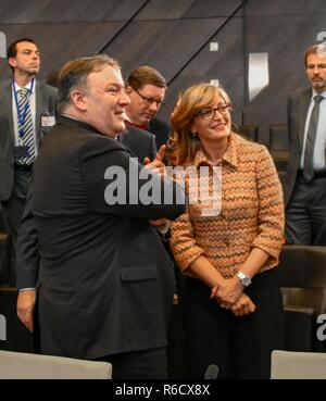 Bruxelles, Belgique. 9Th Jul 2018. Secrétaire américain Mike État Pompeo, gauche, s'entretient avec le Ministre des affaires étrangères bulgare Ekaterina Zaharieva avant le début de la réunion du Conseil de l'Atlantique Nord sur la Géorgie et l'Ukraine au siège de l'OTAN le 4 décembre 2018 à Bruxelles, Belgique. Credit : Planetpix/Alamy Live News Banque D'Images