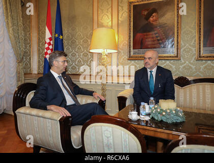 Zagreb, Croatie. 9Th Jul 2018. Premier ministre croate Andrej Plenkovic (L) se réunit avec le Premier ministre albanais Edi Rama à Zagreb, Croatie, le 4 décembre 2018. Le sommet de deux jours de l'Initiative centre-européenne (ICE) a commencé ici lundi. Cinq premiers ministres et hauts fonctionnaires de 18 États ont participé au sommet pour discuter de questions de sécurité et d'économie. Credit : Marija Galoic/Xinhua/Alamy Live News Banque D'Images