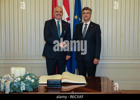 Zagreb, Croatie. 9Th Jul 2018. Premier ministre croate Andrej Plenkovic (R) rencontre avec le Premier ministre albanais Edi Rama à Zagreb, Croatie, le 4 décembre 2018. Le sommet de deux jours de l'Initiative centre-européenne (ICE) a commencé ici lundi. Cinq premiers ministres et hauts fonctionnaires de 18 États ont participé au sommet pour discuter de questions de sécurité et d'économie. Credit : Marija Galoic/Xinhua/Alamy Live News Banque D'Images