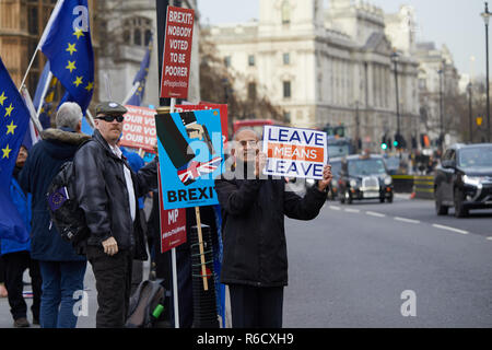 Londres, Royaume-Uni. 9Th Jul 2018. Un congé signifie laisser supporter en face de rival restent partisans à l'extérieur du Parlement. Crédit : Kevin J. Frost/Alamy Live News Banque D'Images