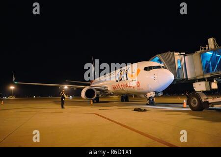 (181205) -- BEIJING, 5 décembre 2018 (Xinhua) -- Le vol SC9005 du Shandong Airlines se prépare à faire une vérification au décollage de l'Aéroport International de la Capitale à Beijing, capitale de Chine, le 4 décembre 2018. L'Administration de l'Aviation civile de Chine (CAAC), mardi, a fait le premier décollage de vérification fondée sur les afficheur tête haute (HUD) en vertu de la portée visuelle de piste (RVR) de 90 mètres d'une faible visibilité. Le succès du décollage symbolisé que 80 pour cent des difficultés liées à la faible visibilité le décollage sera résolu, ce qui peut garantir la régularité des vols. (Xinhua/Xing Guang Banque D'Images