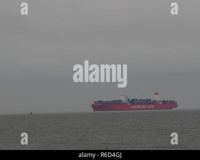 Sheerness, Kent, UK. 5 Décembre, 2018. Météo France : un gris et froid matin de Sheerness, Kent. Le porte-conteneurs Cap San Lorenzo contre le ciel gris. Credit : James Bell/Alamy Live News Banque D'Images