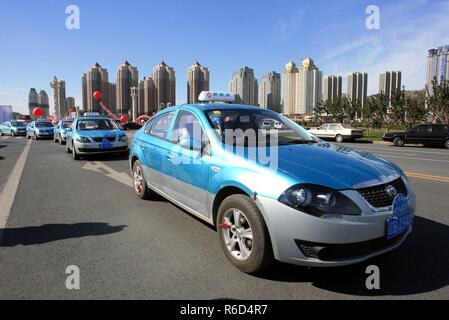 (181205) -- BEIJING, 5 décembre 2018 (Xinhua) -- le premier lot de la nouvelle énergie des taxis sont mis en service dans la région de Dalian, Liaoning Province du nord-est de la Chine, le 26 octobre 2010. La Chine a été d'honorer son engagement de la communauté internationale sur le changement climatique en plus le passage à une économie verte au cours des dernières années. De nouvelles régions riches en énergie comme la Mongolie intérieure et le Ningxia envoient plus d'électricité générée à partir d'énergie propre pour le pays de l'Est de l'animation pour aider à réduire la forte dépendance au charbon dans la lutte contre la pollution et l'adaptation aux changements climatiques. Banque D'Images