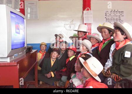 (181205) -- BEIJING, 5 décembre 2018 (Xinhua) -- Les élèves regarder une TV pour la première fois grâce à la 'Guangming' Projet, drived par le gouvernement chinois en 1997 pour résoudre l'alimentation de l'électricité en développant de nouvelles régions de production d'électricité de l'énergie, à un logement école primaire dans la préfecture autonome tibétaine de Ganzi, dans le sud-ouest de la province chinoise du Sichuan, Mai, 2001. La Chine a été d'honorer son engagement de la communauté internationale sur le changement climatique en plus le passage à une économie verte au cours des dernières années. De nouvelles régions riches en énergie comme la Mongolie intérieure Banque D'Images