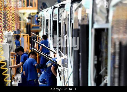 (181205) -- BEIJING, 5 décembre 2018 (Xinhua) -- les membres du personnel travaillent sur la ligne de production de nouvelle énergie Yutong bus à Zhengzhou, capitale de la province du Henan en Chine centrale, le 28 juillet 2016. La Chine a été d'honorer son engagement de la communauté internationale sur le changement climatique en plus le passage à une économie verte au cours des dernières années. De nouvelles régions riches en énergie comme la Mongolie intérieure et le Ningxia envoient plus d'électricité générée à partir d'énergie propre pour le pays de l'Est de l'animation pour aider à réduire la forte dépendance au charbon dans la lutte contre la pollution et l'adaptation aux cl Banque D'Images