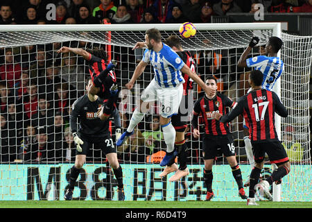 Bournemouth, Royaume-Uni. 08Th Nov, 2018. Laurent Depoitre de Huddersfield Town obtient un en-tête au but que Nathan Ake d'AFC Bournemouth Bournemouth AFC - défis v Huddersfield Town, Premier League, stade de vitalité, Bournemouth - 4 décembre 2018 Editorial - N'utilisez que des restrictions s'appliquent : Crédit DataCo Images Journée Limited/Alamy Live News Banque D'Images