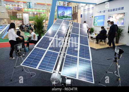 (181205) -- BEIJING, 5 décembre 2018 (Xinhua) -- un panneau solaire photovoltaïque est affiché pendant l'Expo Membres sino-Arabe à Yinchuan, capitale de la Chine du nord-ouest de la région autonome du Ningxia Hui, le 11 septembre 2015. La Chine a été d'honorer son engagement de la communauté internationale sur le changement climatique en plus le passage à une économie verte au cours des dernières années. De nouvelles régions riches en énergie comme la Mongolie intérieure et le Ningxia envoient plus d'électricité générée à partir d'énergie propre pour le pays de l'Est de l'animation pour aider à réduire la forte dépendance au charbon dans la lutte contre la poll Banque D'Images