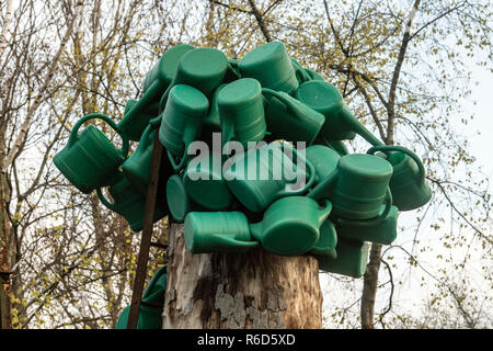 04 décembre 2018, Berlin : de nombreux arrosoirs se suspendre à un arbre dans le parc de la piste triangle. Photo : Paul Zinken/dpa/ZB Banque D'Images