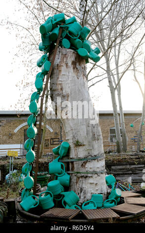 04 décembre 2018, Berlin : de nombreux arrosoirs se suspendre à un arbre dans le parc de la piste triangle. Photo : Paul Zinken/dpa/ZB Banque D'Images