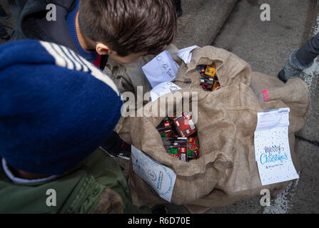 05 décembre 2018, Basse-Saxe, Osnabrück : enfants réfugiés dans un sac de jouet présente. Les cadeaux de Noël seront distribués par un camion de Noël ('x-mas Express') aux enfants réfugiés sur le terrain de l'Landesaufnahmebehörde. Avec Janina Martig Logistics, la Fondation de Til Schweiger recueille des dons pour les enfants défavorisés. Photo : Friso Gentsch/dpa Banque D'Images