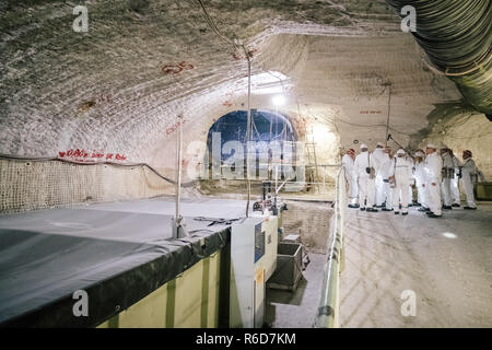 05 décembre 2018, Basse-Saxe, Remmlingen : un groupe de visiteurs autour de Basse-saxe de l environnement se trouve dans la mine d'Asse à côté d'un bassin de collecte pour lye contaminés. Se trouve a visité le pays de stockage de déchets nucléaires près de Remlingen pour se renseigner sur l'état de la récupération des déchets nucléaires. En fonction du lieu, il sera au moins jusqu'en 2033 avant la première déchets nucléaires est retiré de l'Asse. Photo : afp/Spata Ole Banque D'Images