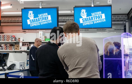 Hambourg, Allemagne. Le 05 mai 2018. Après le paiement par téléphone mobile, les clients s'élèvent à un compteur pour confirmation définitive de l'achat. Avec 'Saturn Smartpay' Paiement Mobile, ils ont déjà versé directement dans la boutique par téléphone mobile. Photo : Markus Scholz/dpa/Alamy Live News Banque D'Images