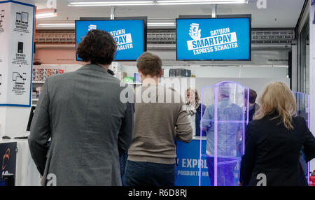 Hambourg, Allemagne. Le 05 mai 2018. Après le paiement par téléphone mobile, les clients s'élèvent à un compteur pour confirmation définitive de l'achat. Avec 'Saturn Smartpay' Paiement Mobile, ils ont déjà versé directement dans la boutique par téléphone mobile. Photo : Markus Scholz/dpa/Alamy Live News Banque D'Images