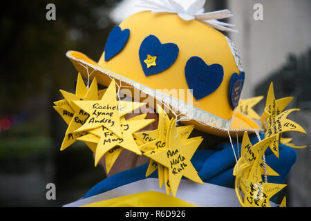 London UK. 5 décembre 2018. Un manifestant de SODEM Stand de mépris manifesté à l'extérieur de l'Union européenne Parlement européen comme Pro Europe manifestants exigent un dernier mot sur Brexit et vote du peuple de décider de l'avenir de la Grande-Bretagne Banque D'Images