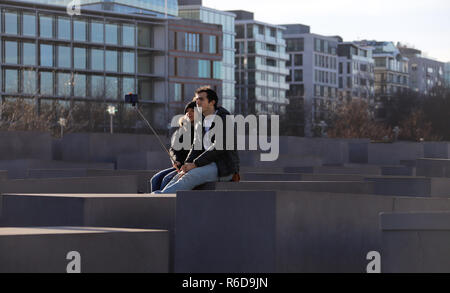 Berlin, Allemagne. Le 05 mai 2018. Un jeune couple d'Espagne fait un dans la stèle selfies domaine de le mémorial de l'Holocauste. Credit : Clara Margais/DPA/Alamy Live News Banque D'Images