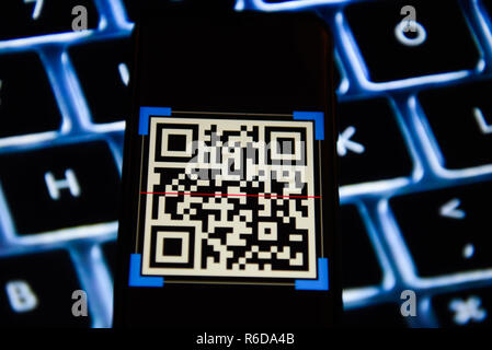 Cracovie, Pologne. 5 déc, 2018. Logo QR scanner est vu sur un téléphone mobile Android. Credit : Omar Marques/SOPA Images/ZUMA/Alamy Fil Live News Banque D'Images