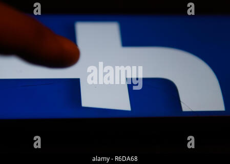 Cracovie, Pologne. 5 déc, 2018. Logo de Facebook est vu sur un téléphone mobile Android. Credit : Omar Marques/SOPA Images/ZUMA/Alamy Fil Live News Banque D'Images