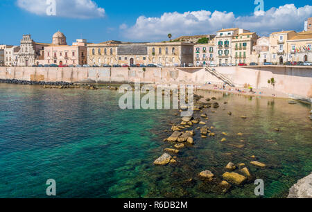 Syracuse Ortigia en front de mer sur une journée ensoleillée. La Sicile, le sud de l'Italie. Banque D'Images