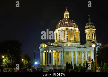 Turin, Piémont, août 2018. L'Italie. L'extérieur de la Basilique de Superga de nuit. L'éclairage de nuit accroît son imposante beauté. Banque D'Images