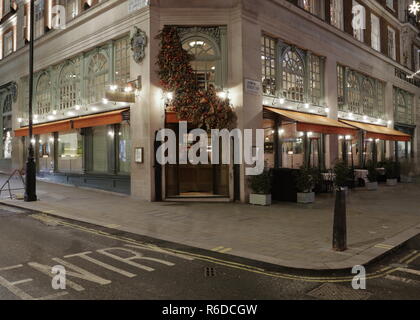 Vue avant de la célèbre 45 Jermyn Street Restaurant au coin de la rue Duke Street dans le centre de Londres.Décembre et le temps de Noël. Banque D'Images