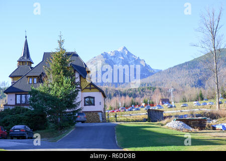 Tatranska Lomnica, Slovaquie, le 17 novembre 2018, Tatranska Lomnica vue sur la ville des Hautes Tatras et Pic Lomnicky Banque D'Images