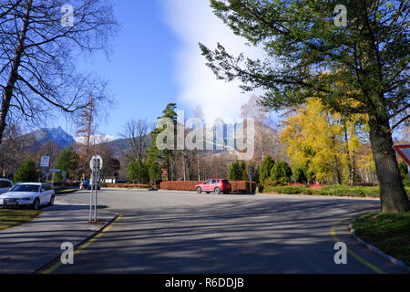 Tatranska Lomnica, Slovaquie, le 17 novembre 2018, Tatranska Lomnica vue sur la ville des Hautes Tatras et Pic Lomnicky Banque D'Images