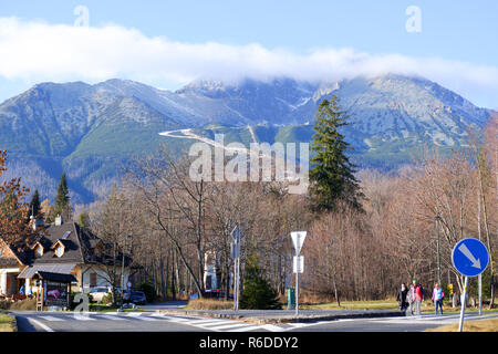 Tatranska Lomnica, Slovaquie, le 17 novembre 2018, Tatranska Lomnica vue sur la ville des Hautes Tatras et Pic Lomnicky Banque D'Images