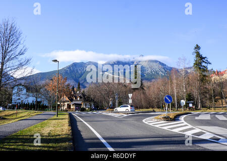 Tatranska Lomnica, Slovaquie, le 17 novembre 2018, Tatranska Lomnica vue sur la ville des Hautes Tatras et Pic Lomnicky Banque D'Images