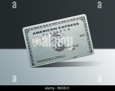 Close up of American Express Platinum card, incliné sur la surface blanche Banque D'Images