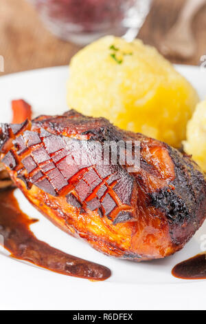 Rôti de porc avec des boulettes de pommes de terre Banque D'Images