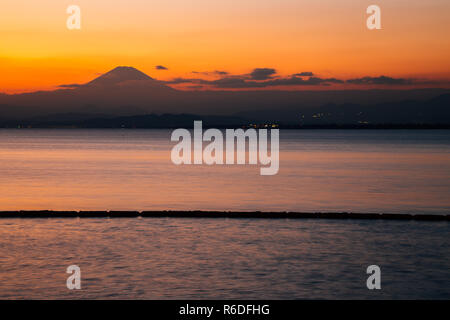 Fuji et la montagne de l'île d'Enoshima sunset beach à Kanagawa, Japon Banque D'Images
