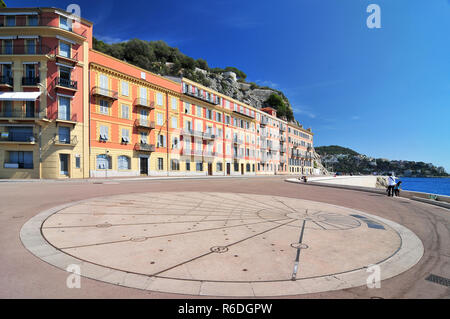 Nice, France, scène de plage grand cadran solaire Installation sur trottoir Quai Rauba Capeu près de Mer Méditerranée, Promenade Banque D'Images