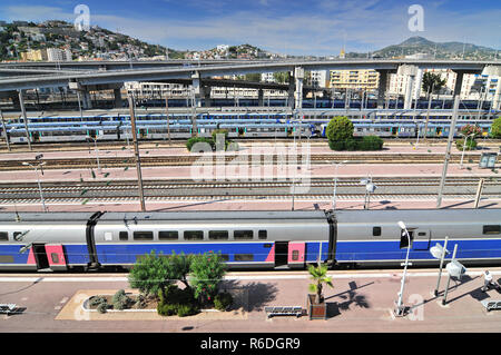 Vue de dessus de la gare de Nice-Ville et trains TGV à Nice, Côte d'Azur, France Banque D'Images