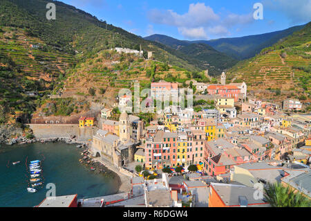 Vernazza, une petite ville de l'Italie Cinque Terre National Park Banque D'Images