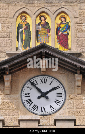 Tour de l'horloge du Palazzo Pubblico, l'hôtel de ville et des édifices gouvernementaux dans la capitale de San Marino Banque D'Images