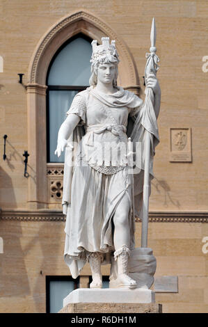 Statue de la liberté sur le Palazzo Pubblico, avant l'hôtel de ville et des édifices gouvernementaux dans la capitale de San Marino Banque D'Images