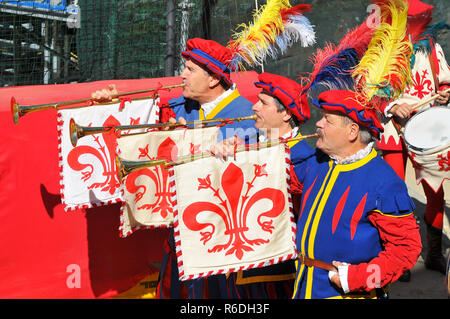 Calcio Storico Cérémonie d'ouverture de la correspondance dans le football à l'historique Piazza di Santa Croce de Florence, Italie Banque D'Images