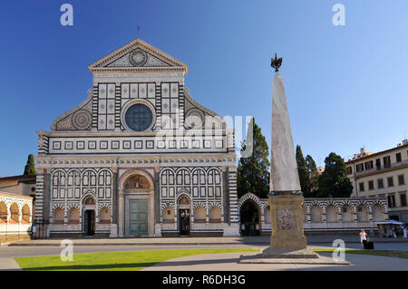 Santa Maria Novella est une église de Florence, Italie, situé juste en face de la gare principale qui partage son nom Banque D'Images