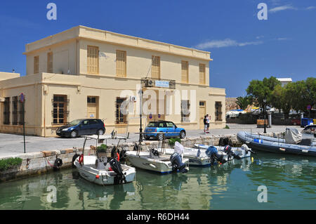 Les bateaux de pêche amarrés dans le port vénitien, Rethymnon, Crète, Grèce Banque D'Images