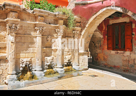 Fontaine Rimondi, dans la ville de Réthymnon sur l'île de Crète, Grèce Cette Fontaine Vénitienne a été créé en 1626 Banque D'Images