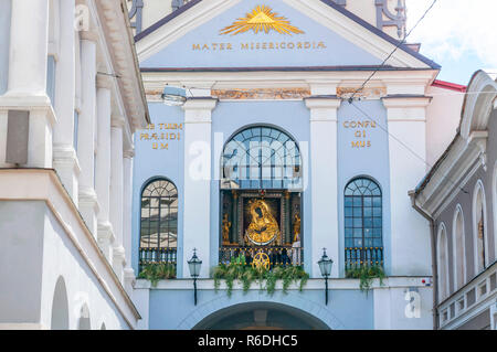 La chapelle de Notre-Dame de la porte de l'Aurore est au milieu derrière la vitre Vilnius, Lituanie Banque D'Images